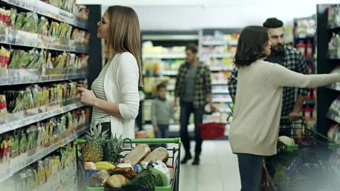 女人在超市购物外国人逛超市情侣夫妻购物车