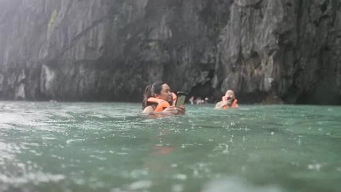 在雨中游泳