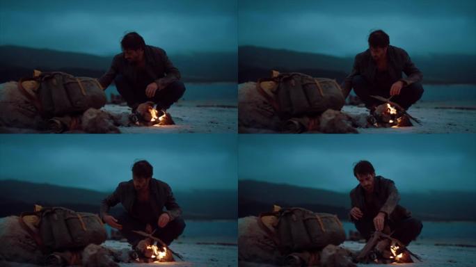 男子坐在温暖的篝火旁