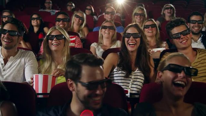观看3D电影的人一群外国人电影院首映