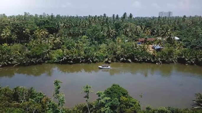 无人机全景，美丽的雨林河流在丛林荒野中流动，小船和热带绿树