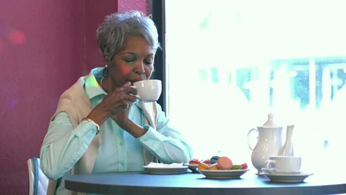 高级非裔美国妇女享受一杯咖啡