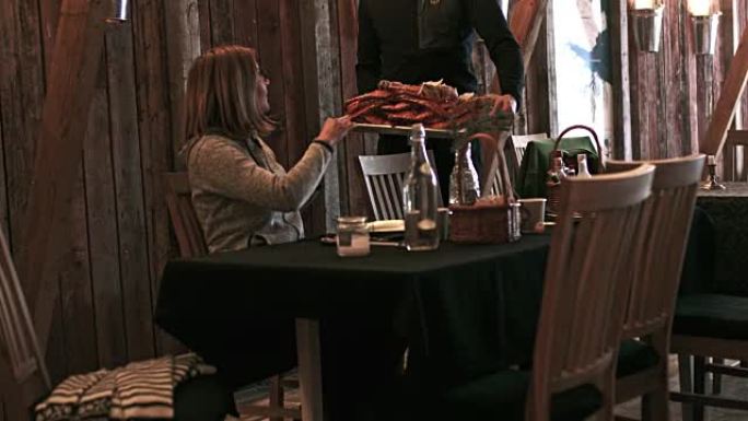 WS女人在餐厅吃帝王蟹