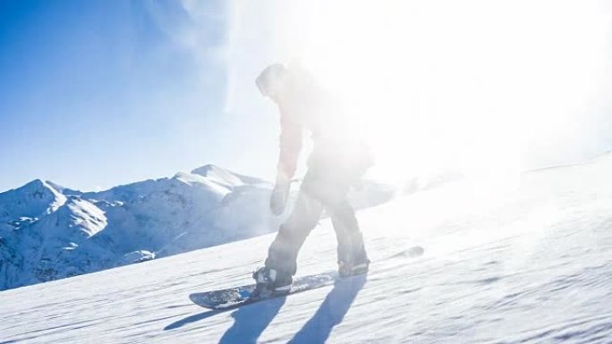 滑雪者在滑雪坡上玩耍，表演特技