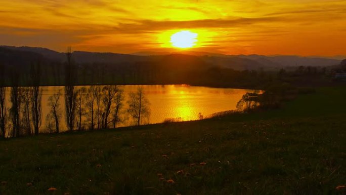 黄昏时美丽的湖泊夕阳西下橘红色天空天际线