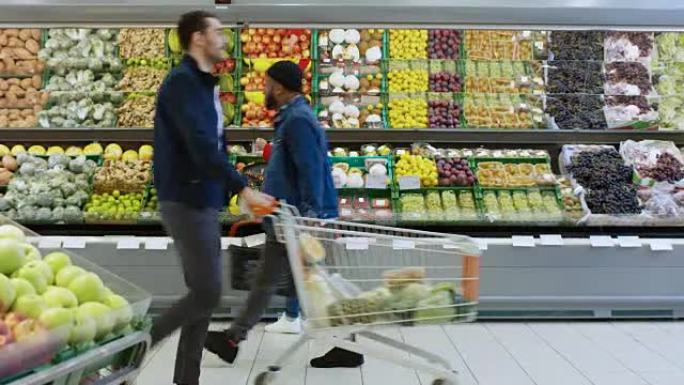 在超市: 女人在商店的新鲜农产品区选择有机水果。她拿起哈密瓜，把它们放进购物篮。后视图镜头。