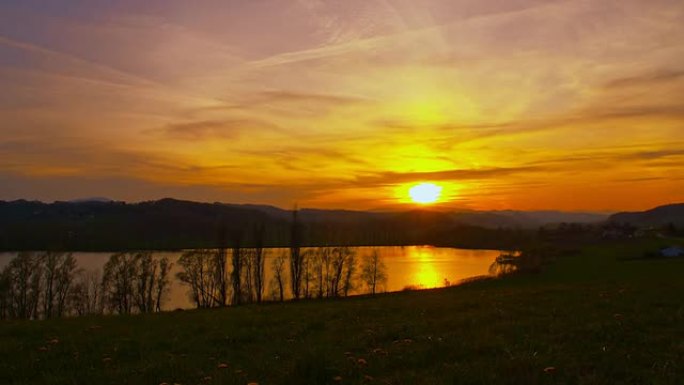 日落时的DS美丽湖