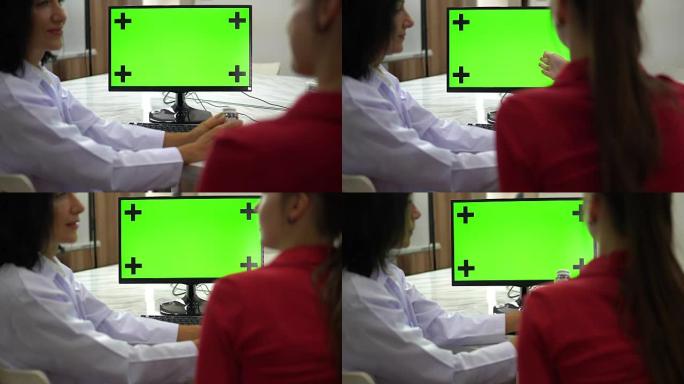 医生在绿屏计算机上与患者讨论结果