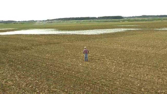 空中农民检查灌溉田地