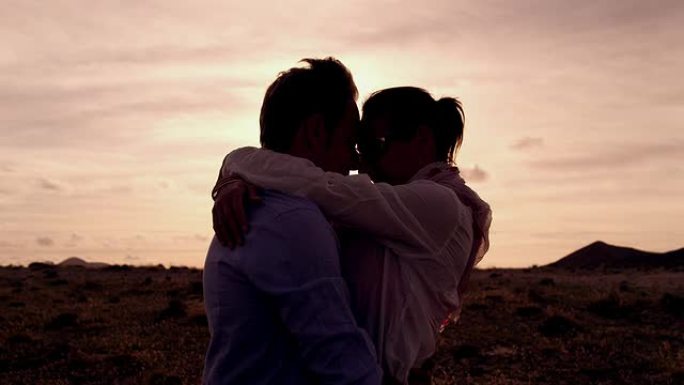情侣在日落中接吻