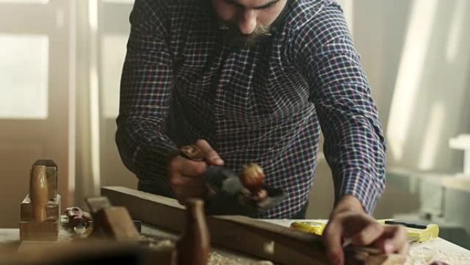 年轻的男性木匠特长技能特写镜头格子衬衫