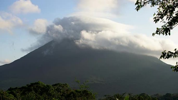 阿雷纳尔火山上空形成的LS云