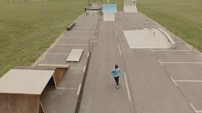 空中女性青少年滑板坡道