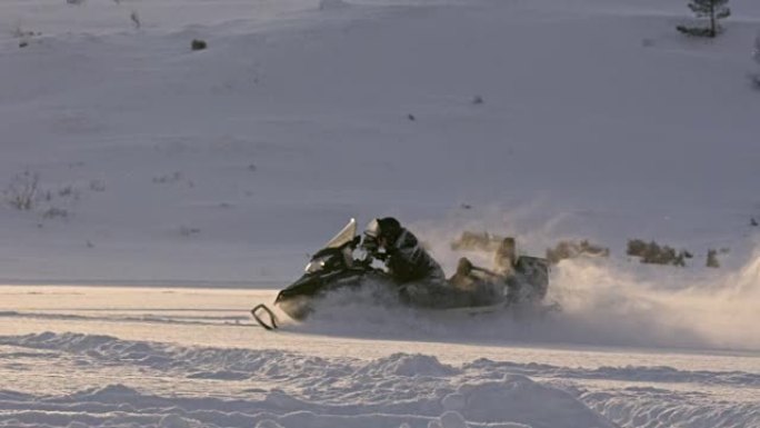 SLO MO驾驶雪地摩托超速行驶