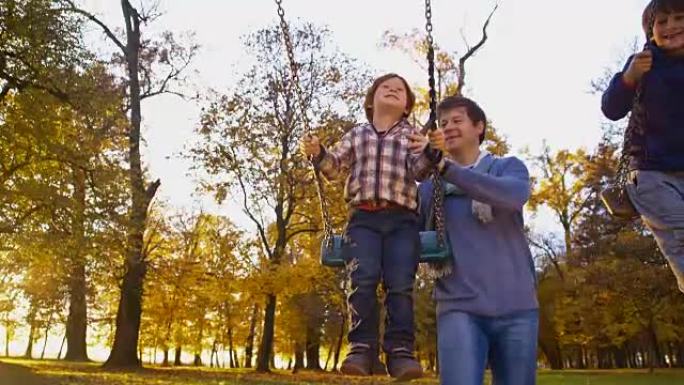 SLO MO家族在公园的秋千上玩耍