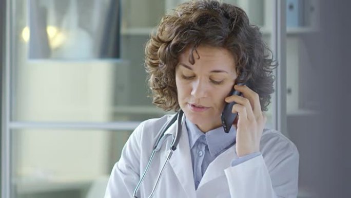 女医生上班用手机通话