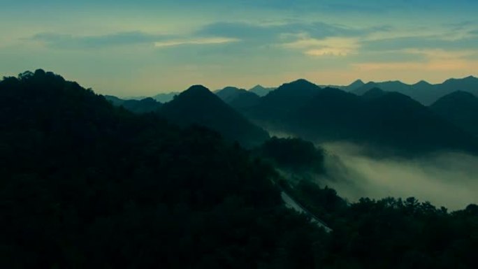 山中森林的鸟瞰图高山峰水墨山脉