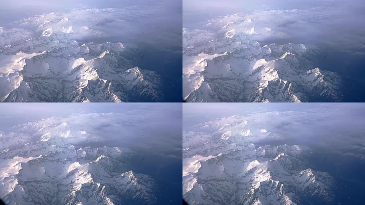 山脉穿过飞机的窗户