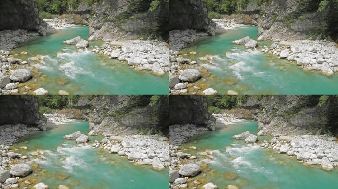 绿色的河流和白色的岩石