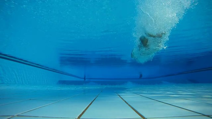 高清慢速动作：跳进水池的水下镜头