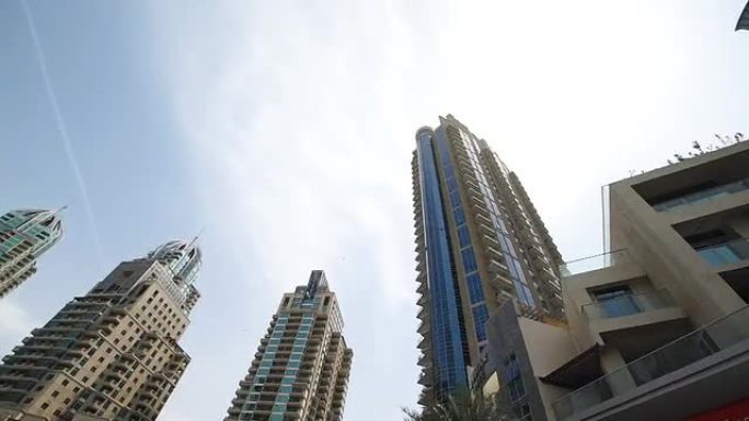 在迪拜的摩天大楼下旋转