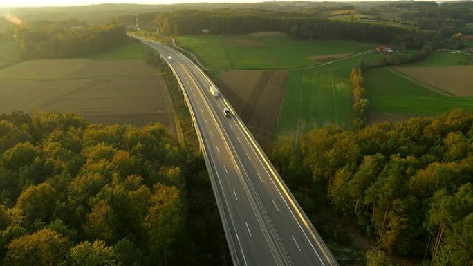 穿越乡村的空中公路