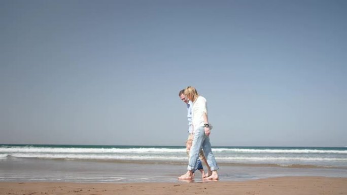 海滩上的家人海滩上的家人海边散步一家人三