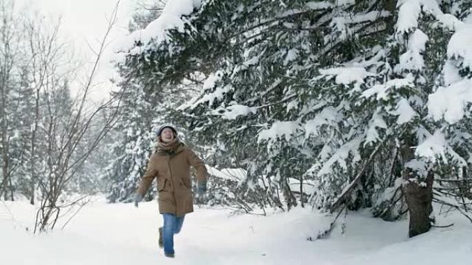 兴奋的家伙在白雪皑皑的森林里奔跑跳跃