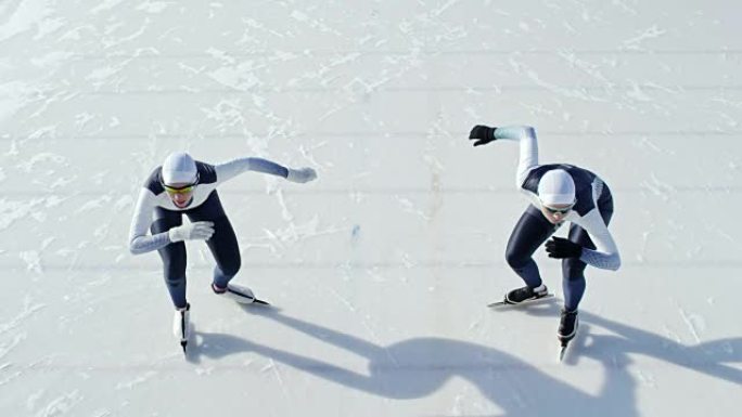 运动员开始在溜冰场上比赛