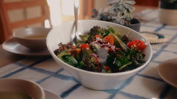 乡村地中海餐厅供应新鲜沙拉和蔬菜汤