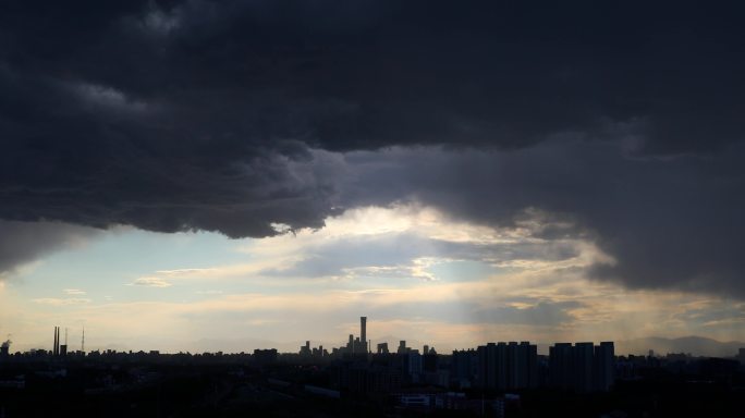 4K实拍北京国贸CBD中国尊乌云密布下雨