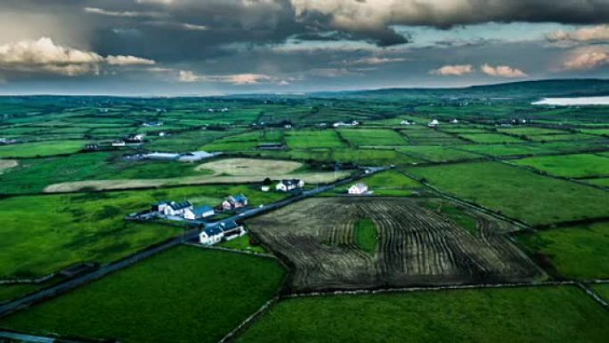 爱尔兰绿色田野错落有致的空中景观