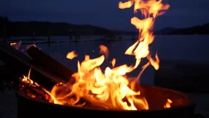 湖旁的篝火篝火晚会火素材燃烧