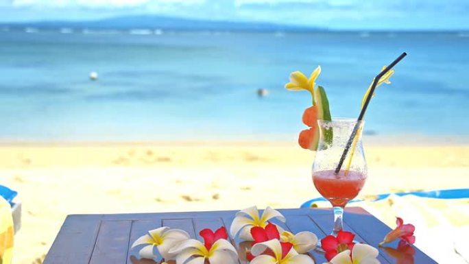 MS巴厘岛海滩上的鸡尾酒杯