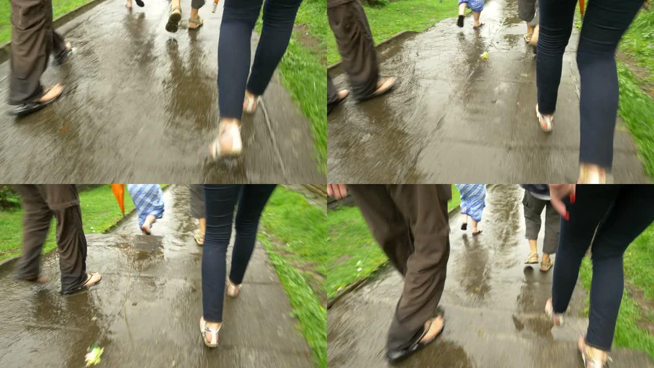 TS人们在雨中走在人行道上