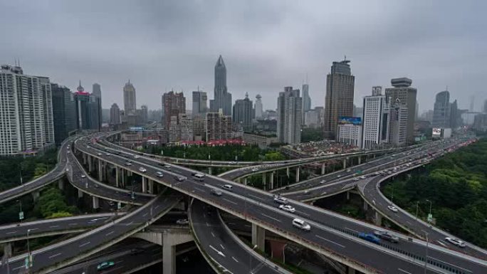 延时-上海繁忙立交桥的鸟瞰图 (放大)