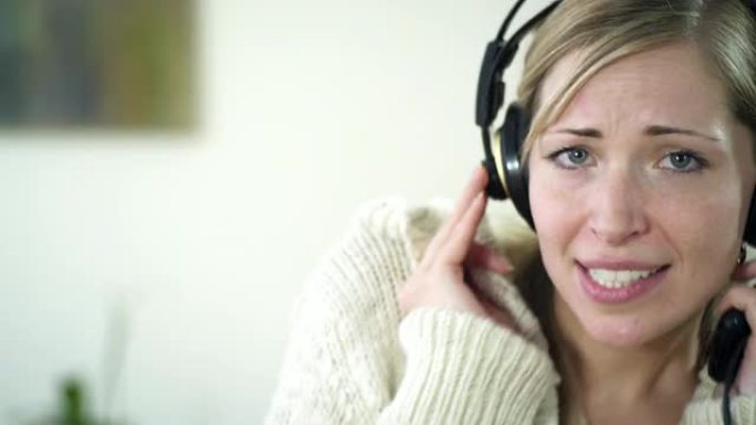 女人在听音乐头戴耳机听音乐兴奋快乐