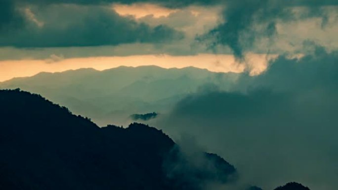 雨前雾在山上流动高山峰水墨山脉