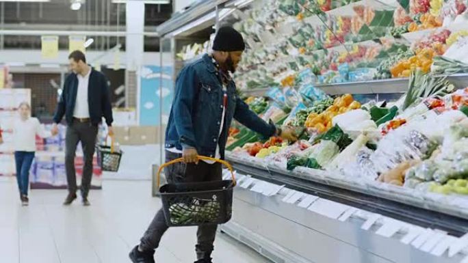 在超市: 时尚的非洲裔美国人在商店的新鲜农产品区跳舞。购物愉快，而其他顾客微笑。