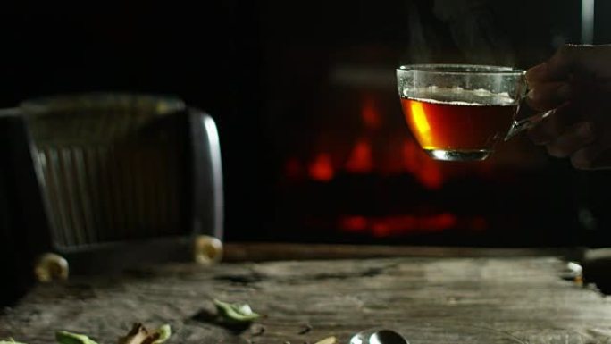 凉茶和茶的美丽浪漫成分被倒在旧的木制砧板上，背景为香料，壁炉