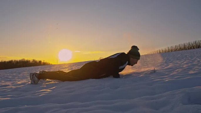 WS男子在雪地里做俯卧撑