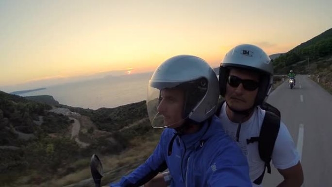 POV日落时两名男子骑着摩托车