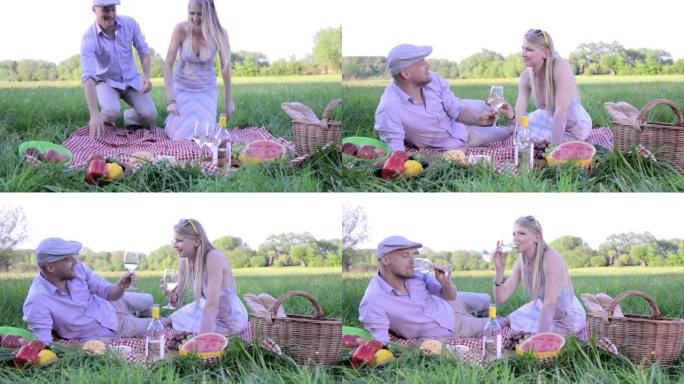 野餐时的幸福情侣