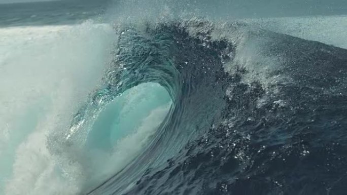 慢动作: 大飞溅的桶波冲向异国岛屿的海岸。