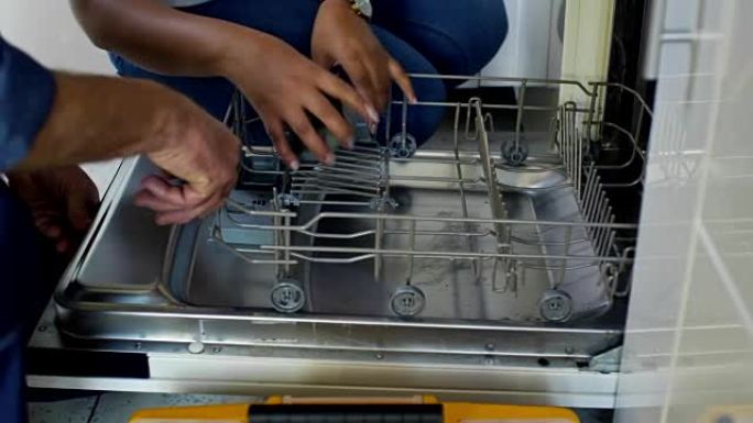 女人向水管工解释洗碗机的问题