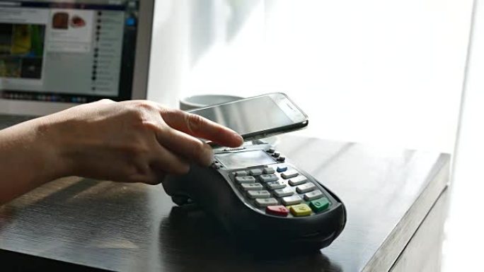 使用NFC技术用手机支付，非接触式支付
