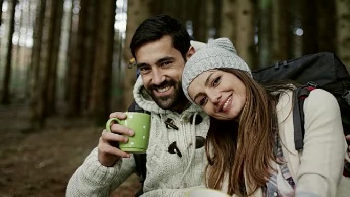 夫妇在森林里休息，喝咖啡