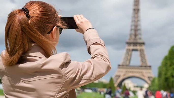 巴黎游客用智能手机拍摄埃菲尔铁塔
