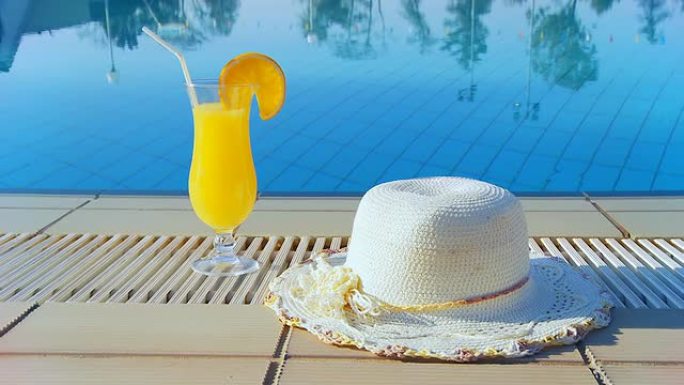 高清娃娃：泳池边的夏日帽子和鸡尾酒