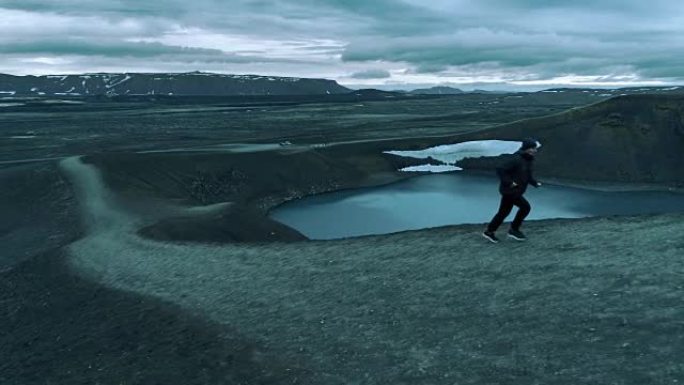 在极端地形上慢跑。火山口湖